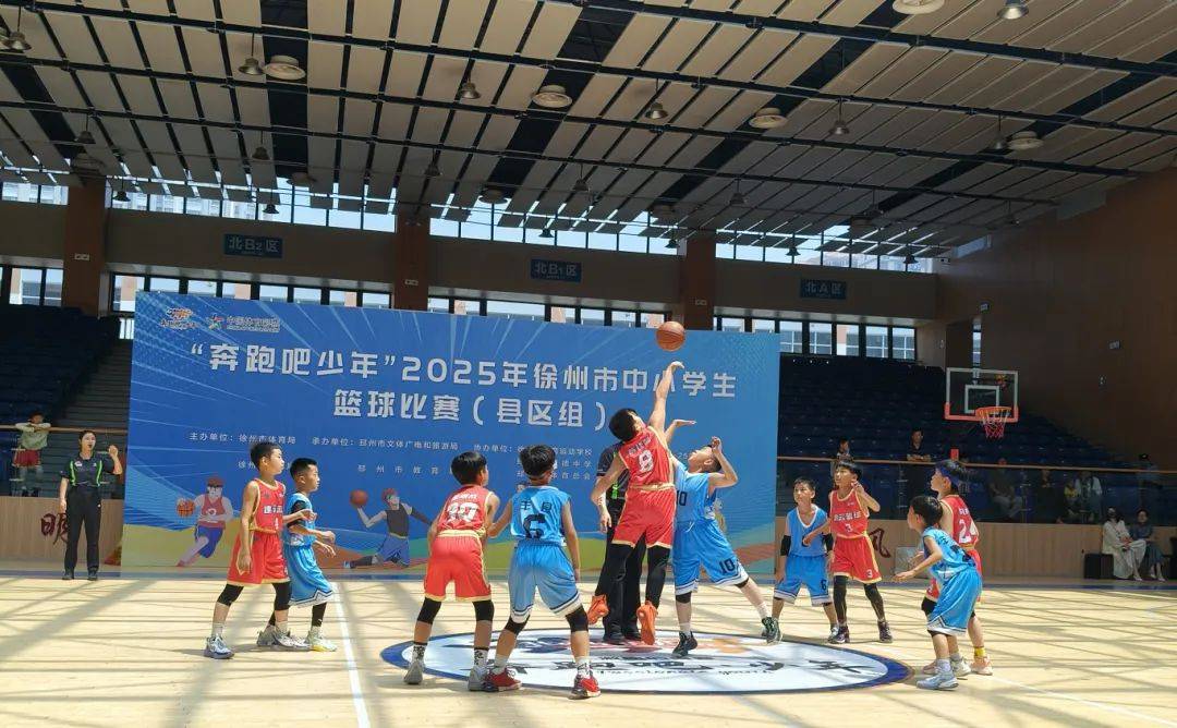 关于比赛中球员们展现了出色的拼搏精神和比赛智慧的信息